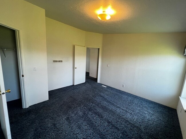 Building Photo - 3040 SW River View Dr