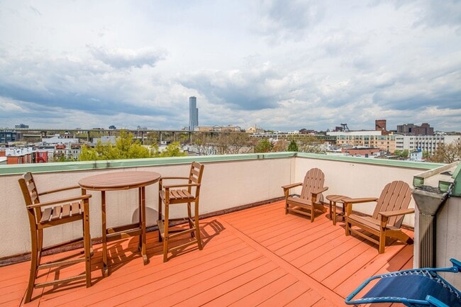 Building Photo - 476 Monmouth St