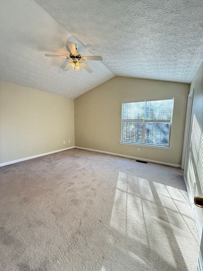 Building Photo - 3 Bedroom/2 Bath Home