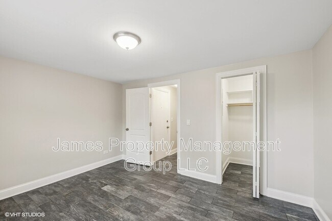 Building Photo - 3940 N Narragansett Ave