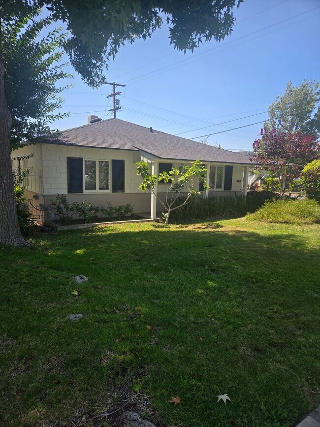 Building Photo - 1501 Edris Dr
