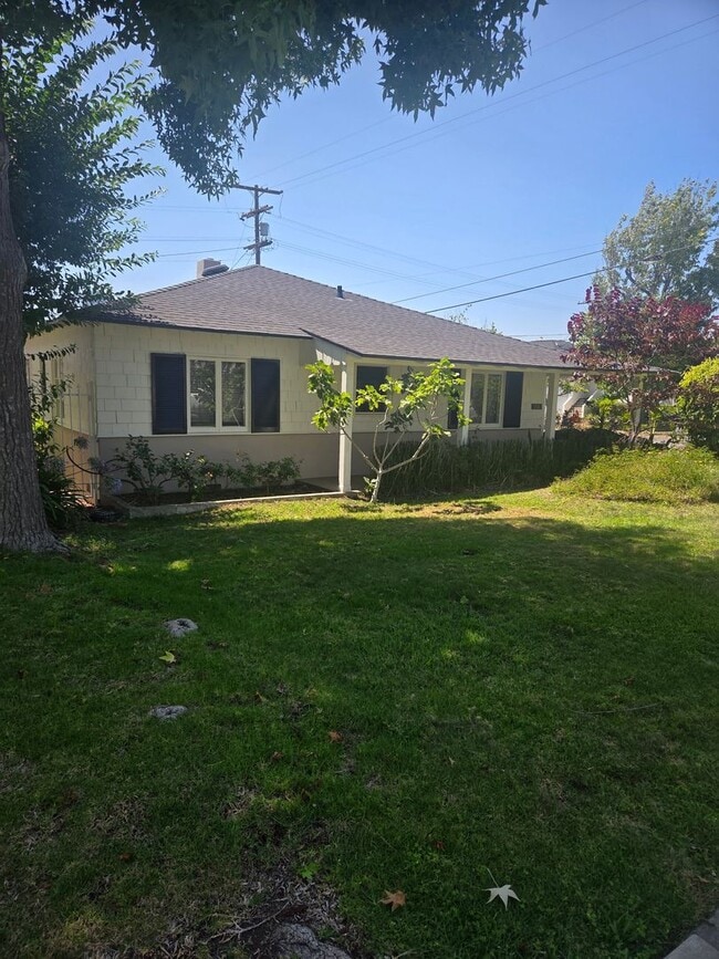 Building Photo - Spacious 3-Bedroom, 2.5-Bath Home with Pool – Fully Furnished!