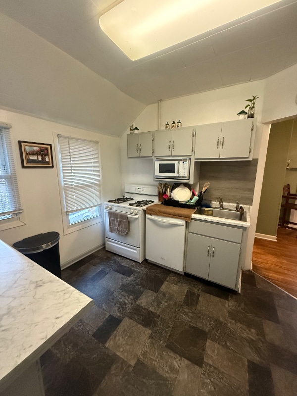 Building Photo - 814 Beechwood Ave