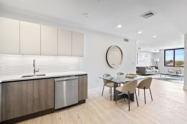 Building Photo - 136-144 Summit Ave