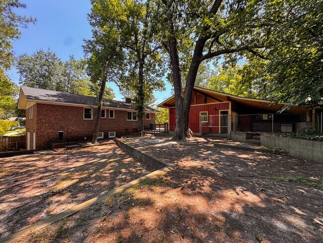 Building Photo - Spacious 4 Bed 2.5 bath Home Close to Fort Bragg