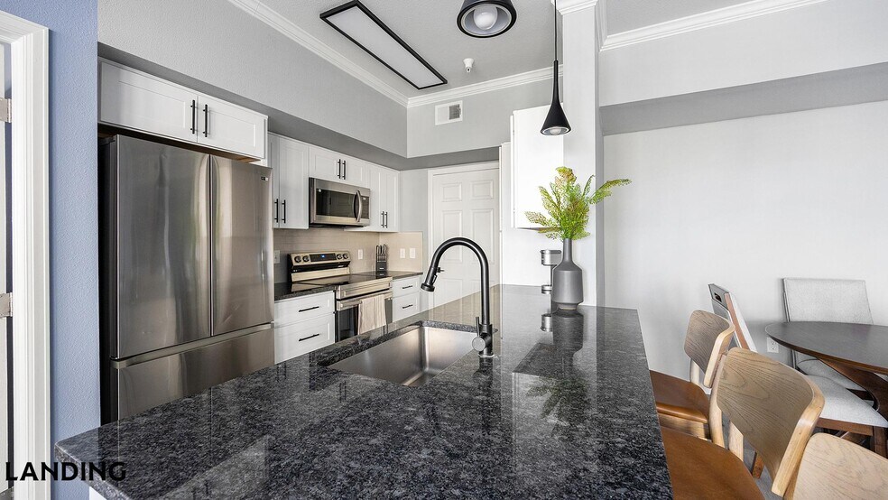 Building Photo - 901 Colorado Blvd