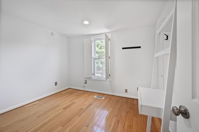 Building Photo - Available Now! 2 Bed 1.5 Bath Between Navy...