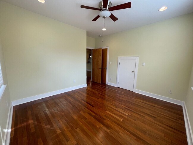 Building Photo - 5bed/3bath house in North Campus
