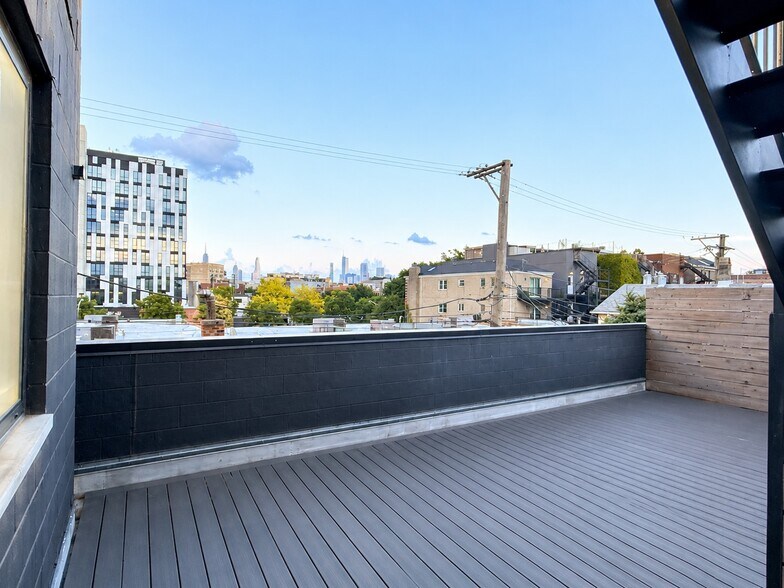 Building Photo - 1653 W Division St