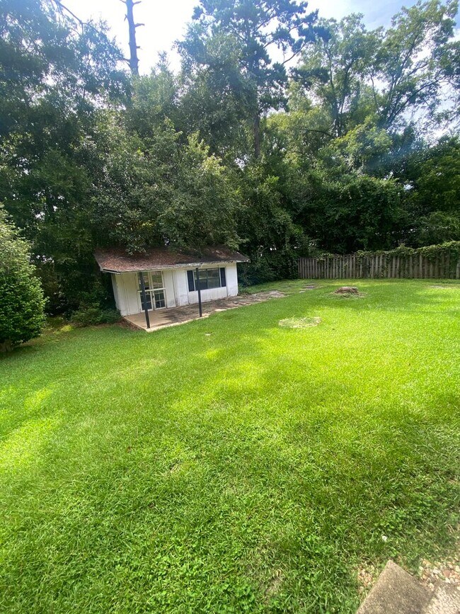 Building Photo - 3/1.5 Home Walking /Biking Distance to FSU