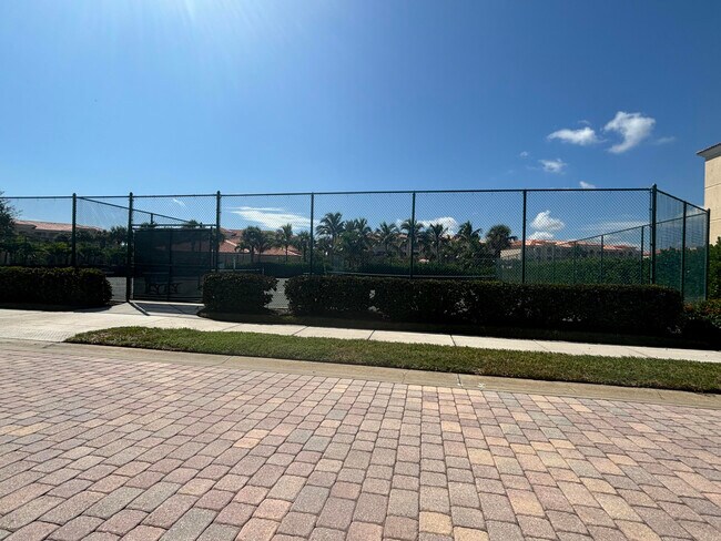 Building Photo - 10 Harbour Isle Dr E