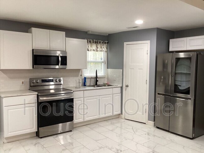 Building Photo - 64 Valentine St