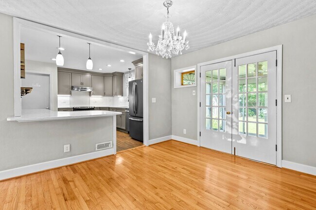 Building Photo - 3 Bedroom, Meticulously Maintained Updated...