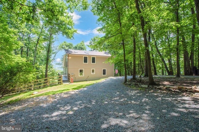 Building Photo - 1619 Summit Dr