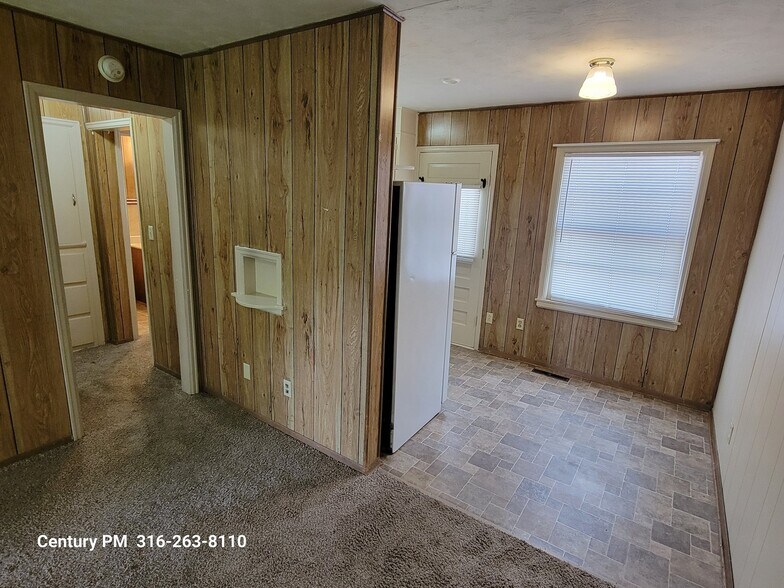 Building Photo - 1822 S Bonn Ave
