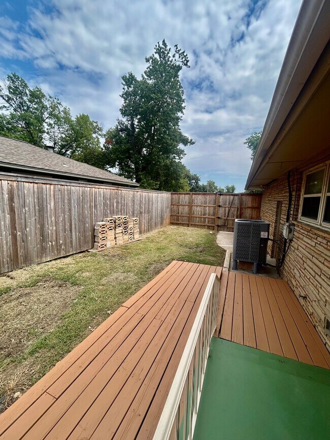 Building Photo - Great ranch style home located on a large ...