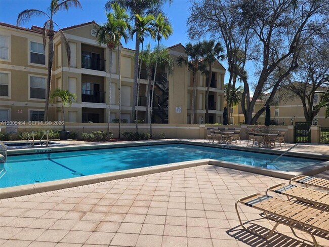 Building Photo - 733 Riverside Dr