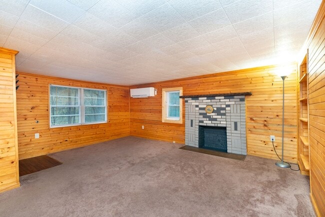 Building Photo - 2 Bedroom 1 Bath Home on E Fork off 441 S.  $1300 a month with a year-long lease