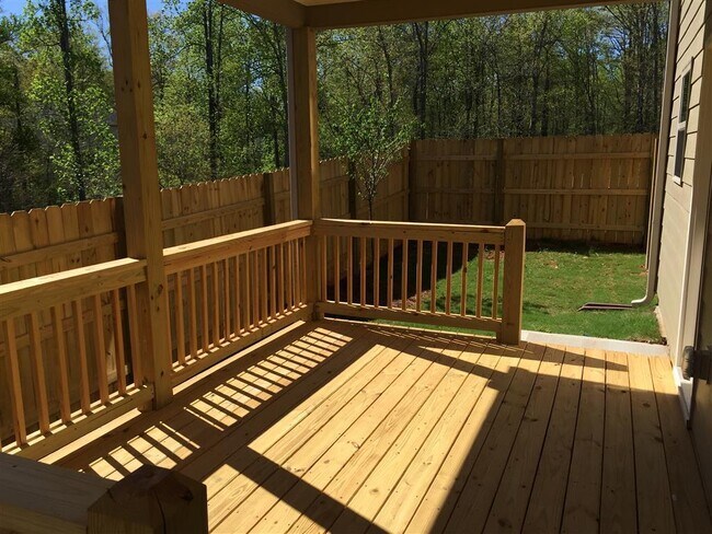 Building Photo - Prime 30265 location, swim/HOA community, ...