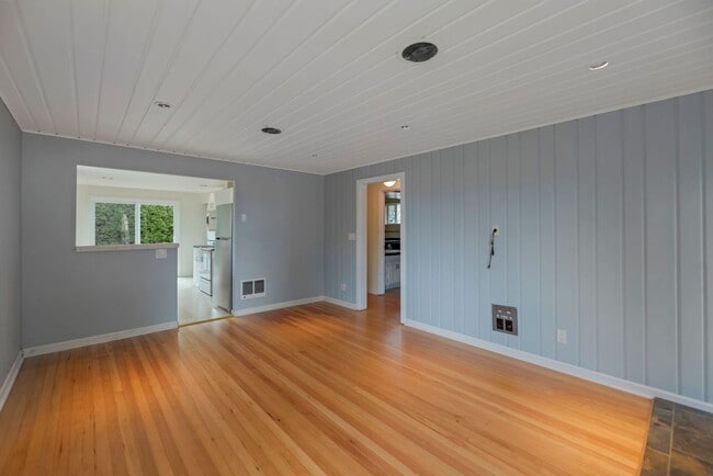 Building Photo - Short term Rental 6 month lease term only