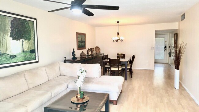 Building Photo - 2841 Somerset Dr