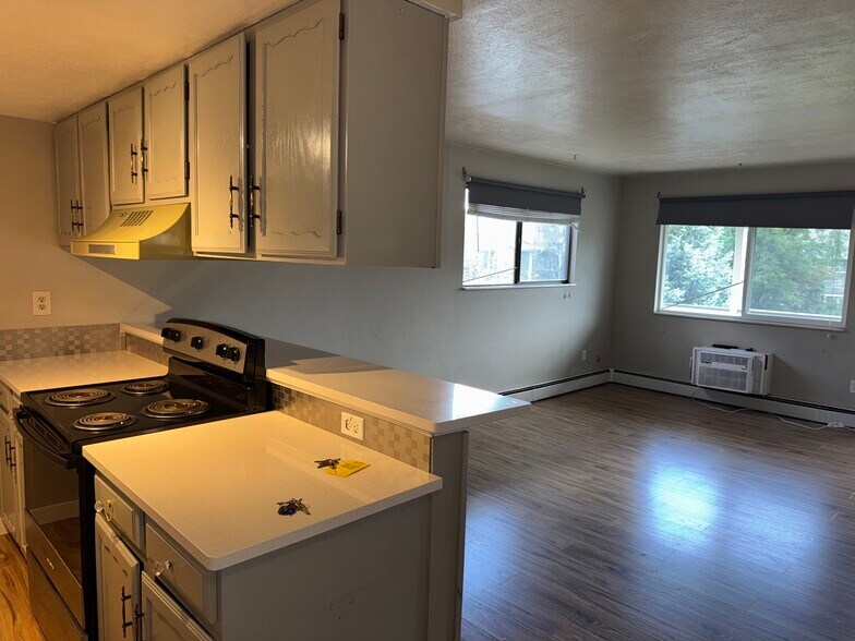 Building Photo - 645 Manhattan Pl
