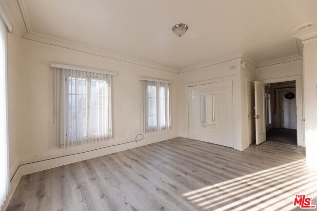 Building Photo - 946 S Burlington Ave