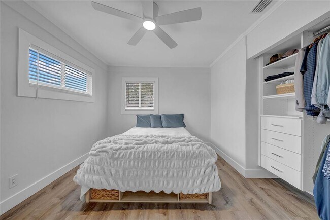 Building Photo - 5548 Dartmouth Ave N