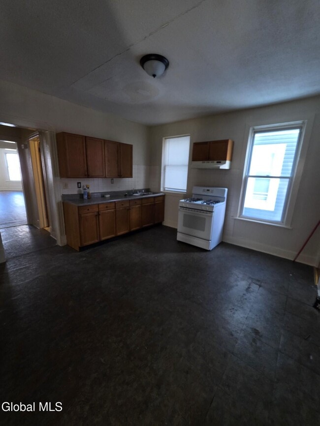 Building Photo - 918 Delamont Ave