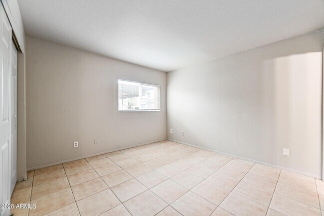 Building Photo - 1560 W Sahuaro Dr