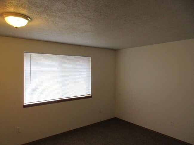 Building Photo - Two Bedroom Duplex in South Salem