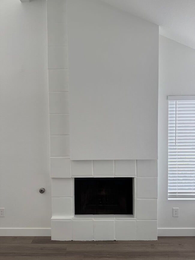 Building Photo - Condo with Amazing Lake View!