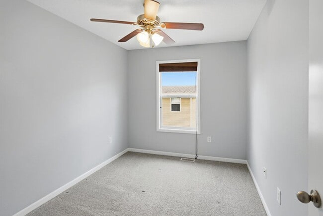 Building Photo - GREAT LOCATION!! 3 Bedroom, 2.5 Bathroom Townhome in West Des Moines!