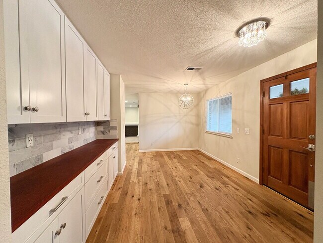 Building Photo - Spacious 3 Bedroom Gilroy Home with AC  & Attached Garage