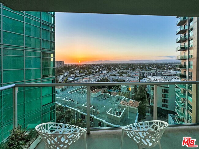 Building Photo - 13700 Marina Pointe Dr