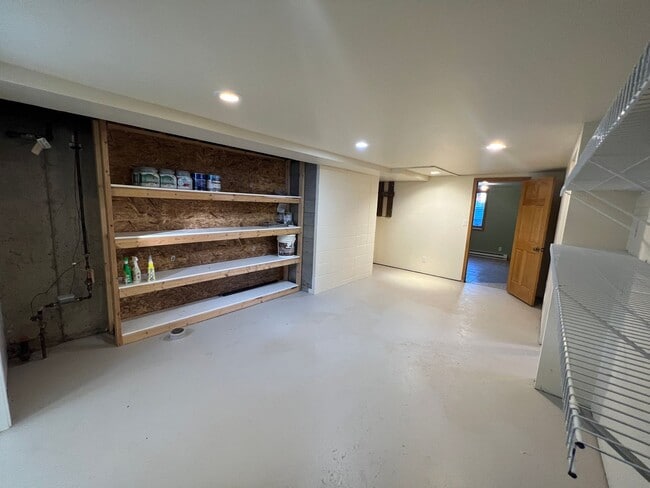 Building Photo - AVAILABLE JUNE 2025! HUGE 5 Bedroom, 2 Bath Home by UMD!