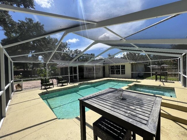 Building Photo - 630 Queens Cir