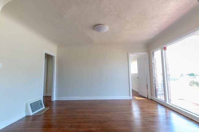 Building Photo - Stunning Single family house