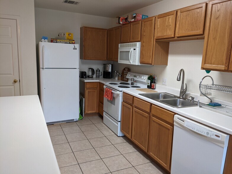 Building Photo - 2201 Kaiser Dr