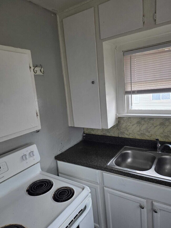Building Photo - 2-Bedroom Gem on Barrie Avenue – Perfectly Quaint Living in Flint!
