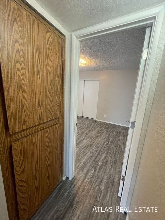 Building Photo - 465 W Ivyglen St