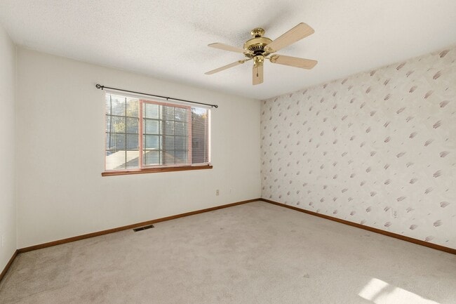 Building Photo - Deer Pointe Village Townhome Feautures 2 P...