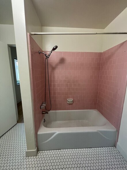 Bathroom - 2518 Drake St