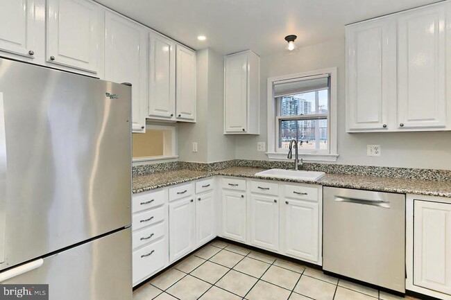 Building Photo - 1024 N Monroe St