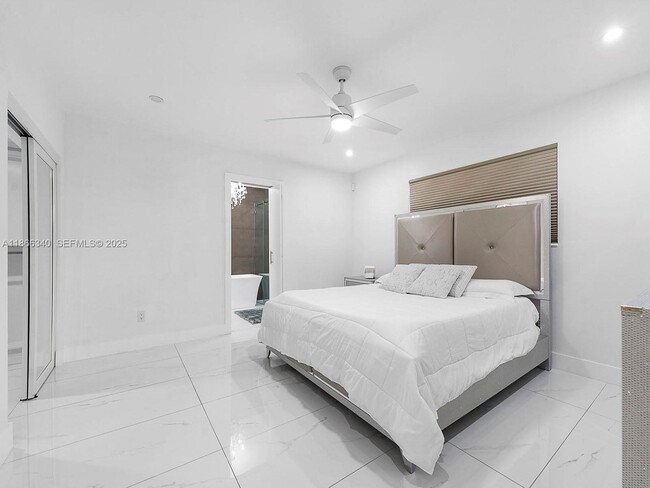 Building Photo - 6951 Miami Lakeway S