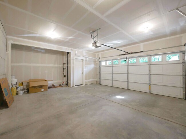 Building Photo - 3 Bed, 2.5 Bath Beautiful Single-family Av...