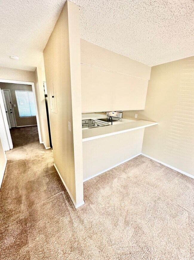 Building Photo - Nice 1 bedroom condo for rent in Miramar Beach w/ a community pool!