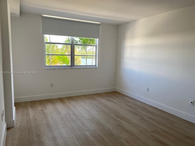 Building Photo - 500 Bayview Dr