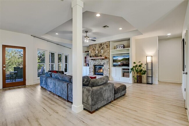 Building Photo - 945 Wesley Ridge Dr