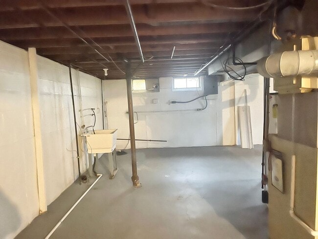 Building Photo - 3 Bed -1 Bath Single Family in Elyria